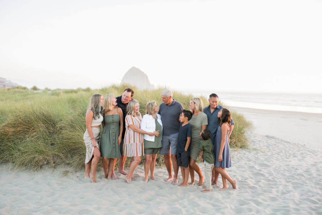 extended family photo session at the beach
